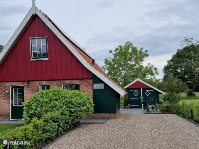 Voorzijde woning met parkeerruimte voor 3 auto's